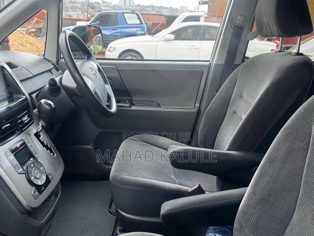 Toyota Noah 2010 Silver