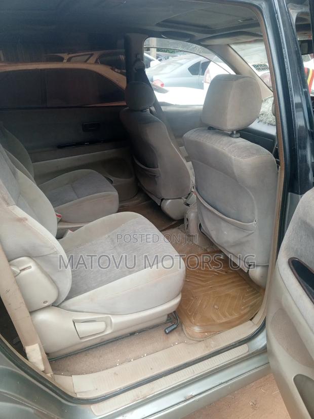 Toyota Gaia 2000 Gold