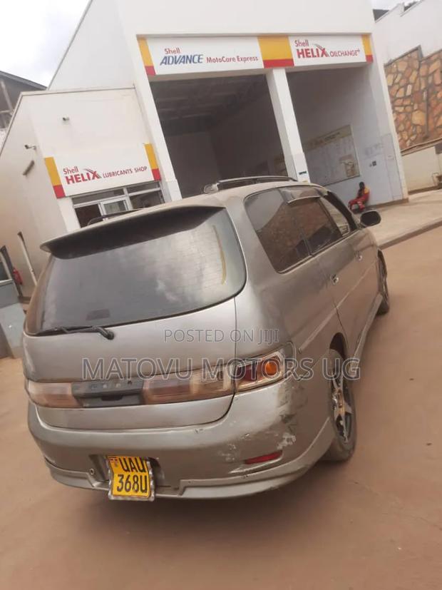 Toyota Gaia 2000 Gold
