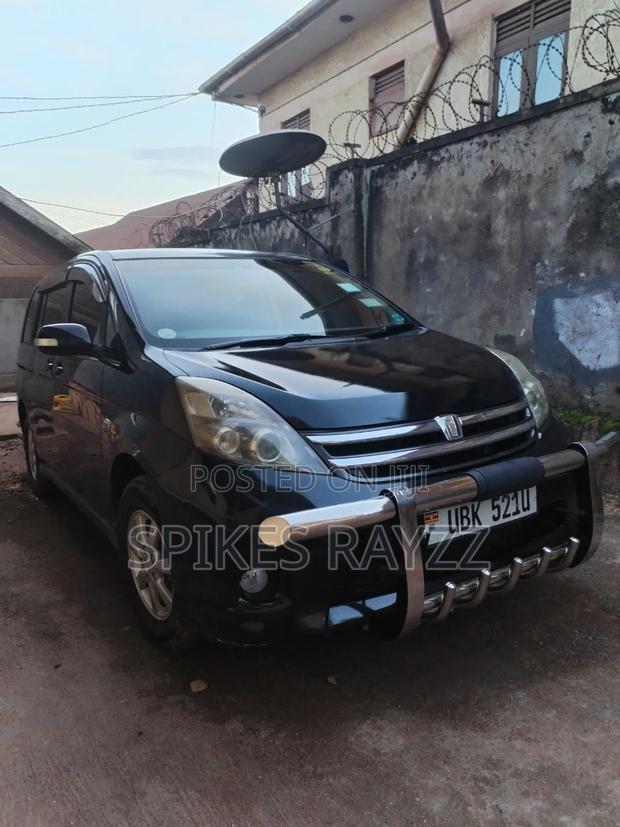 Toyota ISIS 1.8 Platana 2007 Black