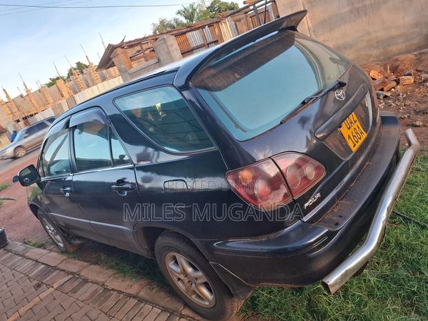 Toyota Harrier 2000 Black
