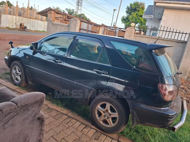 Toyota Harrier 2000 Black