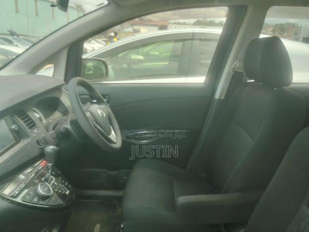 Toyota ISIS 1.8 L 2WD 2012 White