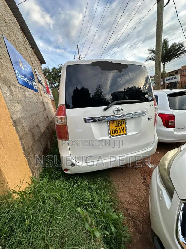 Toyota Noah 2009 White
