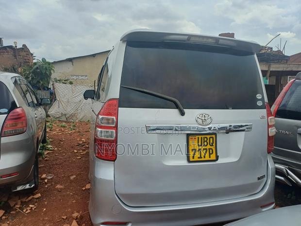 Toyota Noah 2.0 143hp AWD (8 Seater) 2012 Silver