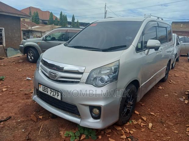 Toyota Noah 2.0 143hp AWD (8 Seater) 2012 Silver