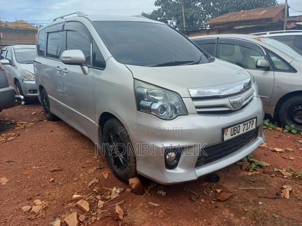 Toyota Noah 2.0 143hp AWD (8 Seater) 2012 Silver
