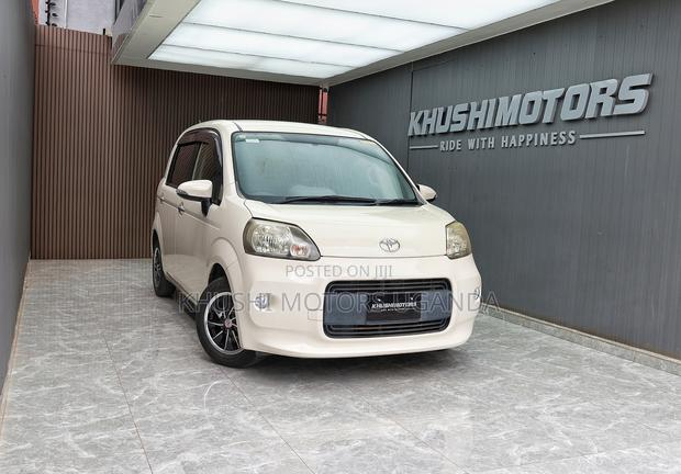 Toyota Porte 2012 Beige