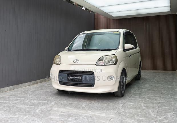 Toyota Porte 2012 Beige