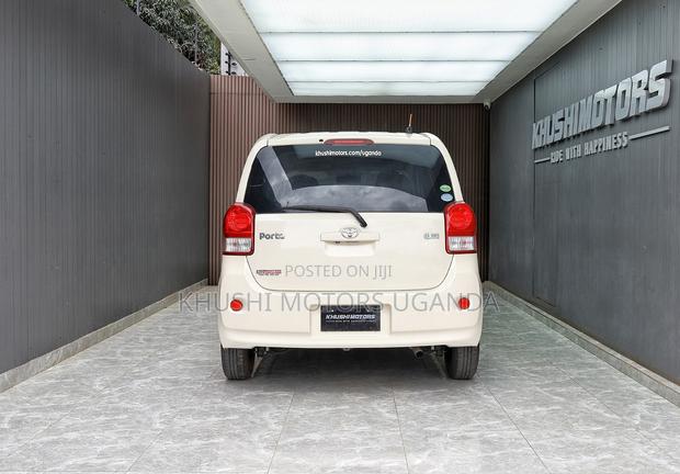 Toyota Porte 2012 Beige