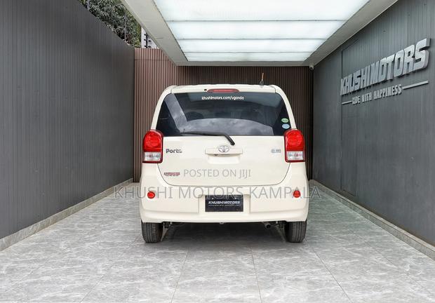 Toyota Porte 2012 Beige