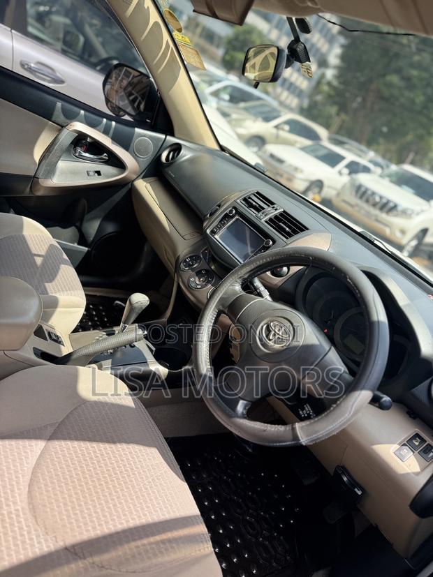 Toyota Vanguard 2011 White