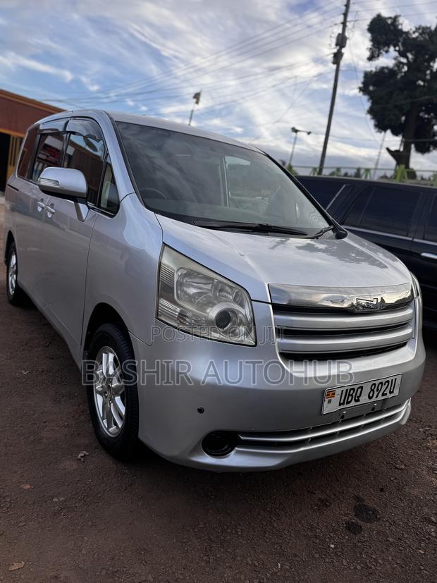 Toyota Noah 2009 Silver