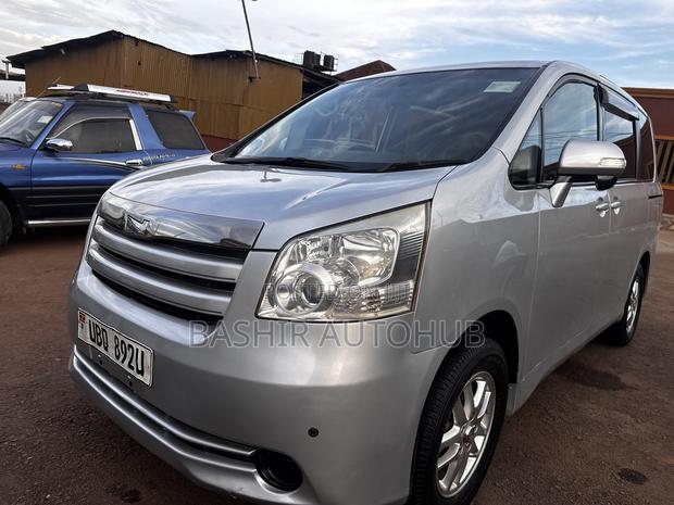Toyota Noah 2009 Silver