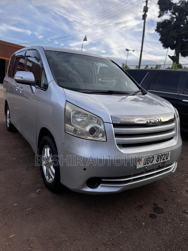 Toyota Noah 2009 Silver