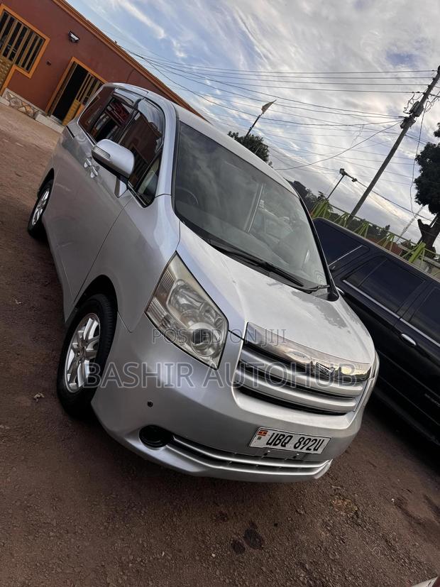 Toyota Noah 2009 Silver