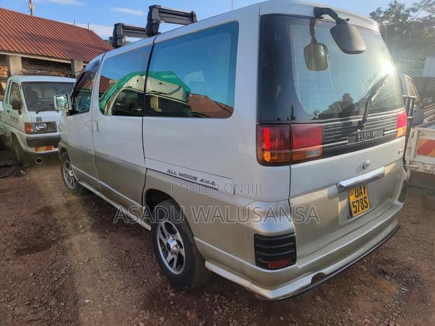 Nissan Elgrand 2002 Silver