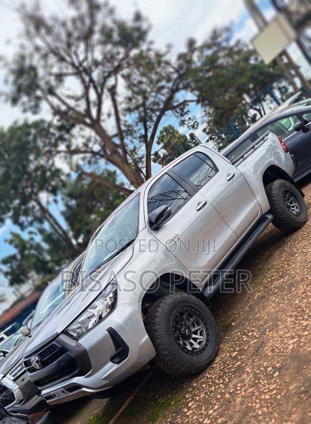 Toyota Hilux 2024 Gray