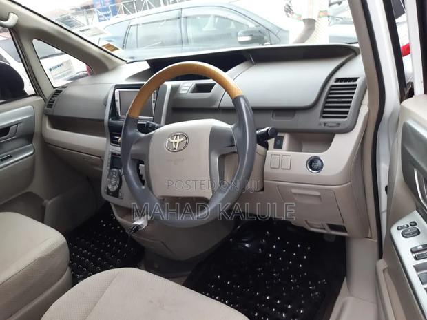 Toyota Noah 2010 Silver