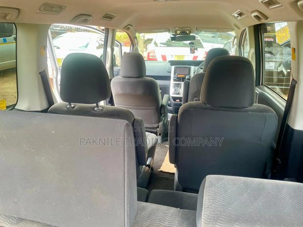 Toyota Noah 2.0 143hp AWD (7 Seater) 2013 Silver