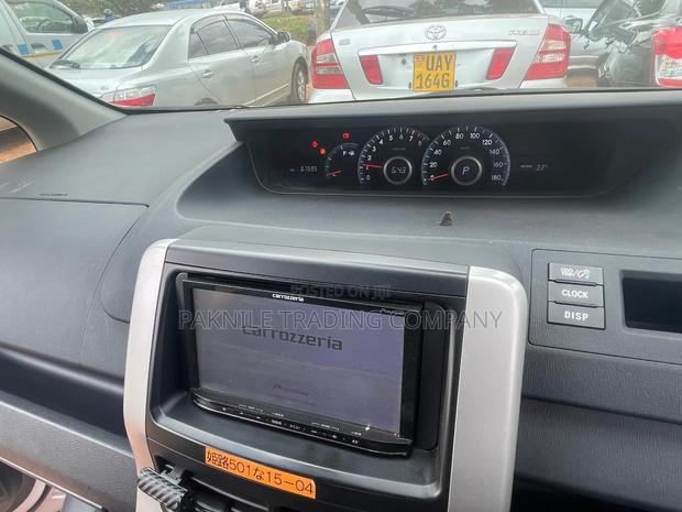 Toyota Noah 2.0 143hp AWD (7 Seater) 2013 Silver