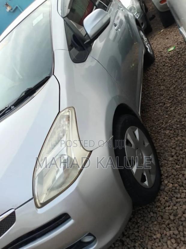 Toyota Ractis 2010 Silver