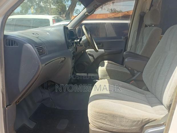 Toyota Noah 2.0 FWD (8 Seater) 2001 White