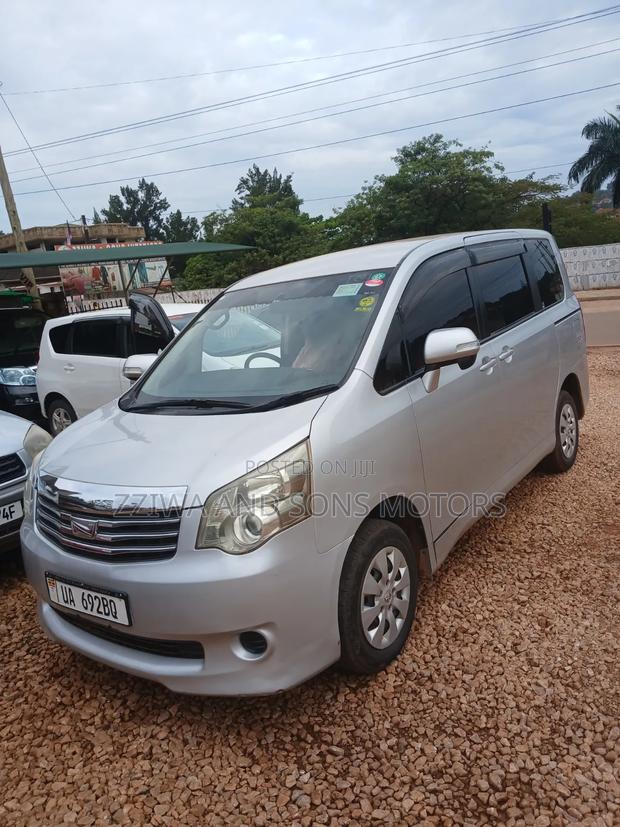Toyota Noah 2.0 AWD (8 Seater) 2018 Silver
