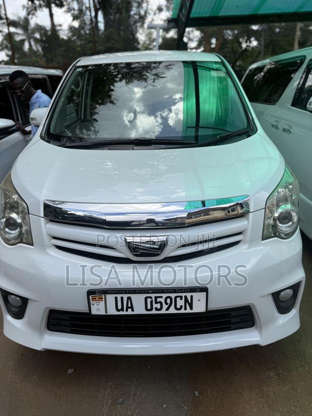 Toyota Noah 2.0 143hp AWD (8 Seater) 2012 White