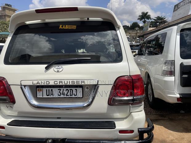 Toyota Land Cruiser 2007 White