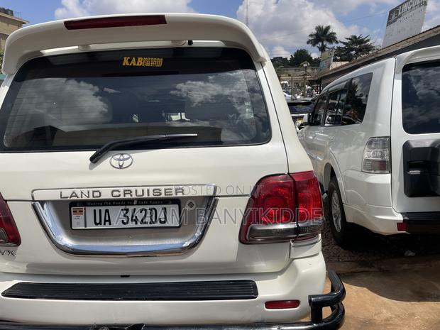 Toyota Land Cruiser 2007 White