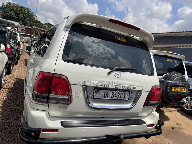 Toyota Land Cruiser 2007 White