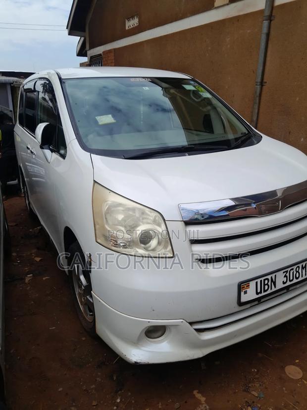 Toyota Noah 2010 White