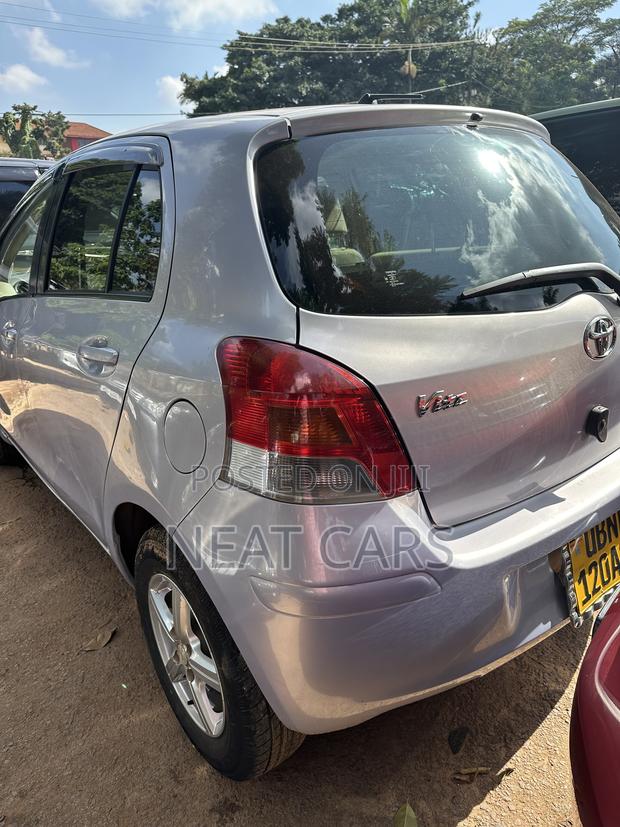 Toyota Vitz 2010 Silver