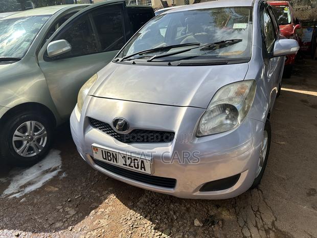 Toyota Vitz 2010 Silver