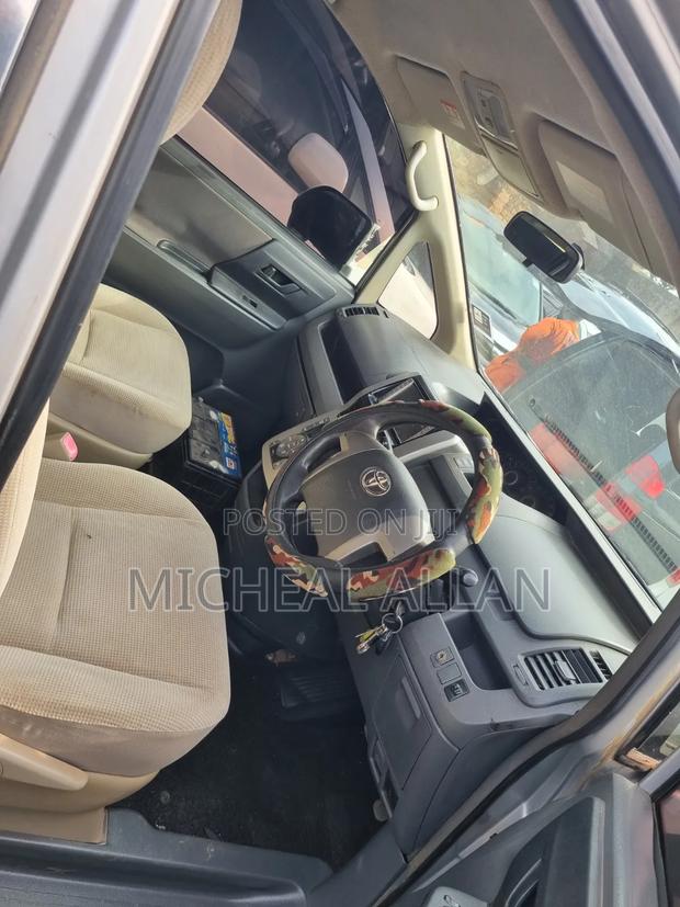 Toyota Noah 2009 Silver