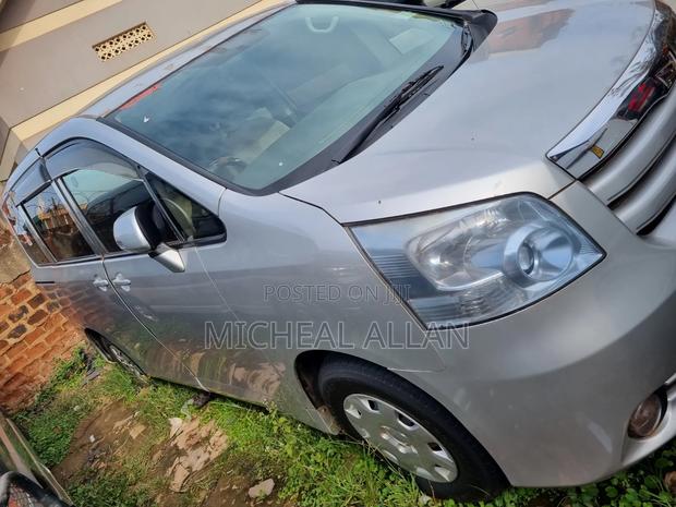 Toyota Noah 2009 Silver