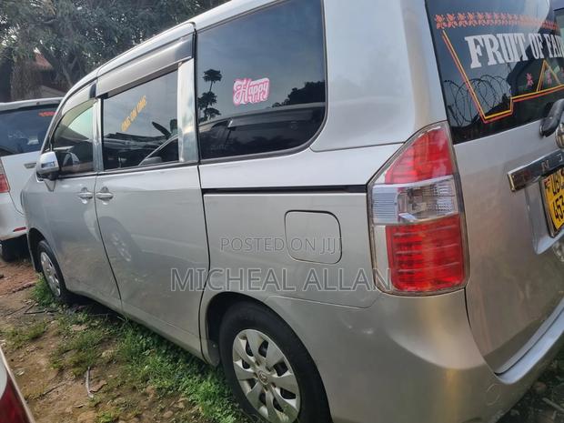 Toyota Noah 2009 Silver