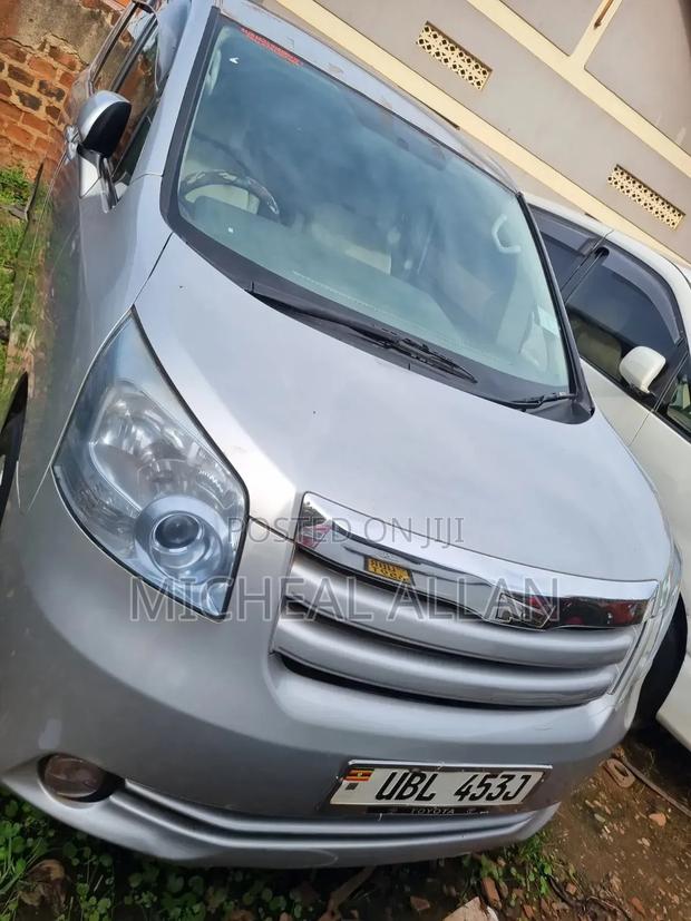 Toyota Noah 2009 Silver
