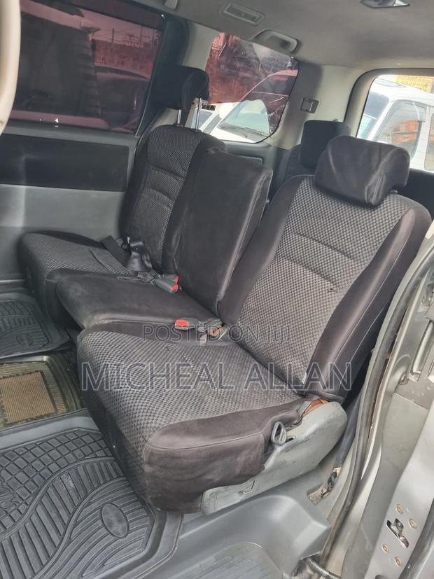 Toyota Noah 2009 Silver