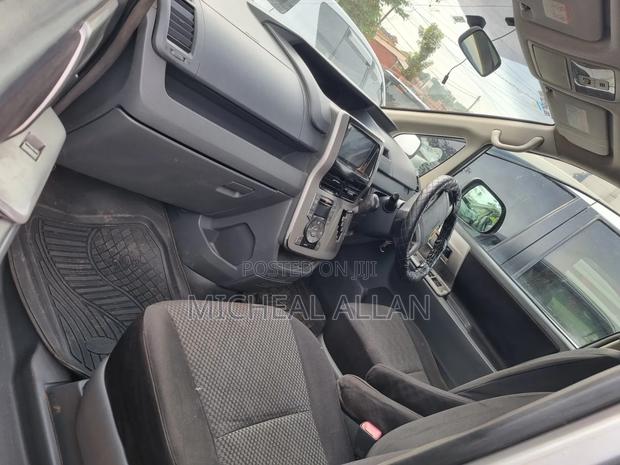 Toyota Noah 2009 Silver