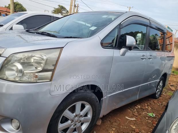 Toyota Noah 2009 Silver