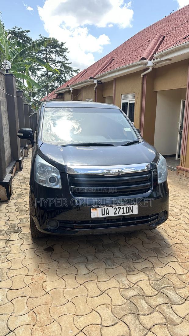 Toyota Noah 2.0 143hp FWD (8 Seater) 2007 Black