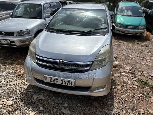 Toyota ISIS 2006 Silver