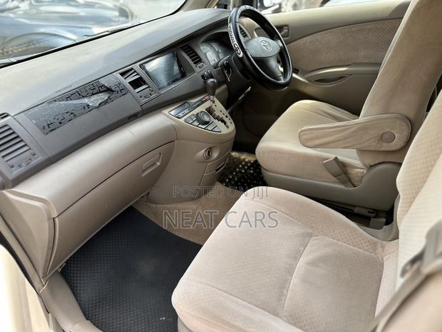 Toyota ISIS 2006 Silver