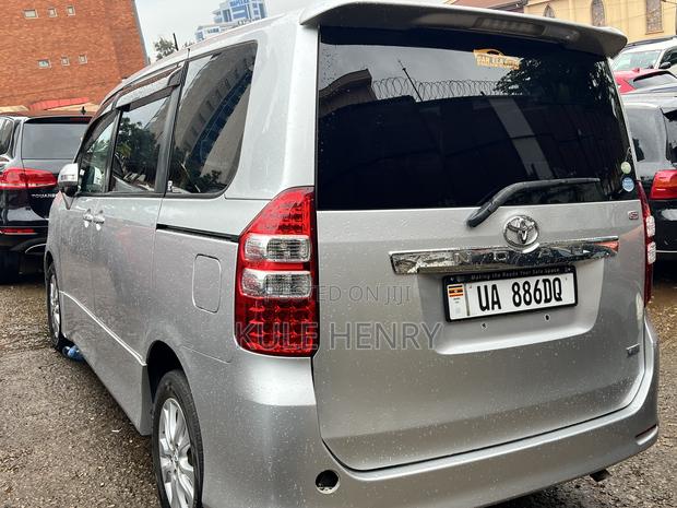 Toyota Noah 2.0 158hp FWD (7 Seater) 2013 Silver