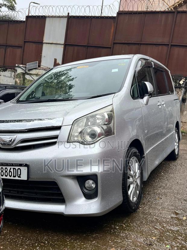 Toyota Noah 2.0 158hp FWD (7 Seater) 2013 Silver
