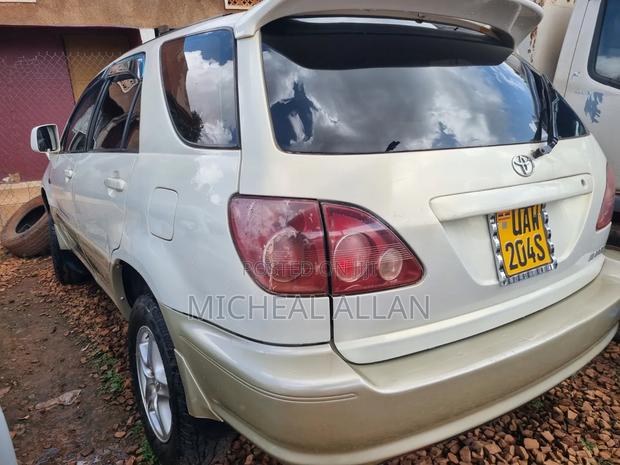 Toyota Harrier 2000 Silver