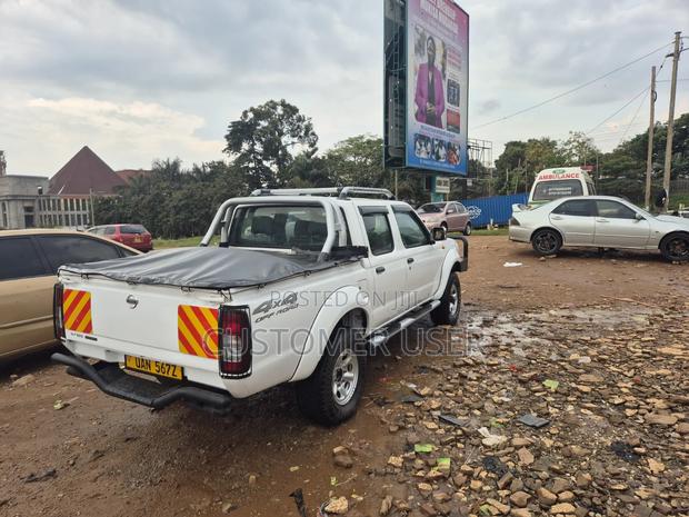 Nissan Hardbody 2010 White