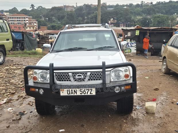 Nissan Hardbody 2010 White